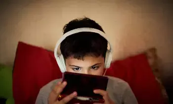 Keep Children Away from Mobile Phones and TV Screens: పిల్లలు మొబైల్ ఫోన్లు, టీవీ ముందు కూర్చోకుండా ఉండాలంటే ఇలా చేయండి Keep Children Away from Mobile Phones and TV Screens: పిల్లలు మొబైల్ ఫోన్లు, టీవీ ముందు కూర్చోకుండా ఉండాలంటే ఇలా చేయండి