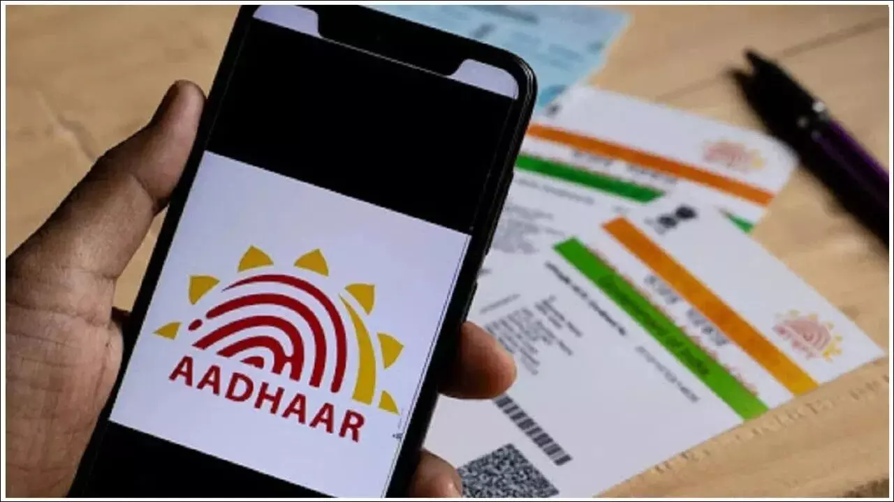 Aadhaar: బ్యాంకుకు వెళ్లే పనిలేదు..కేవలం ఆధార్తో చిటికెలో మీ అకౌంట్లోకి రూ.2000 Aadhaar: బ్యాంకుకు వెళ్లే పనిలేదు..కేవలం ఆధార్తో చిటికెలో మీ అకౌంట్లోకి రూ.2000