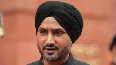 Former Pak Cricketer Tanvir Fires at Harbhajan: భారత్-పాక్ మ్యాచ్కు ముందే ముదిరిన మాటల యుద్ధం: భజ్జీపై పాక్ మాజీ క్రికెటర్ తన్వీర్ ఫైర్! Former Pak Cricketer Tanvir Fires at Harbhajan: భారత్-పాక్ మ్యాచ్కు ముందే ముదిరిన మాటల యుద్ధం: భజ్జీపై పాక్ మాజీ క్రికెటర్ తన్వీర్ ఫైర్!