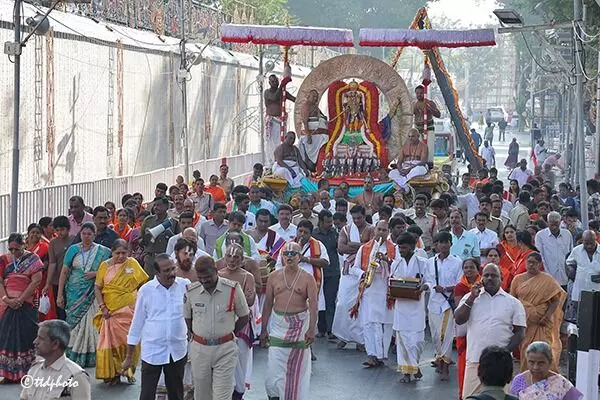 Sri Kalyana Venkateswara Swamy Brahmotsavam: సూర్య ప్రభ వాహనంపై శ్రీ సూర్యనారాయణస్వామి అభయం Sri Kalyana Venkateswara Swamy Brahmotsavam: సూర్య ప్రభ వాహనంపై శ్రీ సూర్యనారాయణస్వామి అభయం