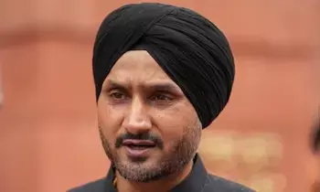 Former Pak Cricketer Tanvir Fires at Harbhajan: భారత్-పాక్ మ్యాచ్కు ముందే ముదిరిన మాటల యుద్ధం: భజ్జీపై పాక్ మాజీ క్రికెటర్ తన్వీర్ ఫైర్! Former Pak Cricketer Tanvir Fires at Harbhajan: భారత్-పాక్ మ్యాచ్కు ముందే ముదిరిన మాటల యుద్ధం: భజ్జీపై పాక్ మాజీ క్రికెటర్ తన్వీర్ ఫైర్!