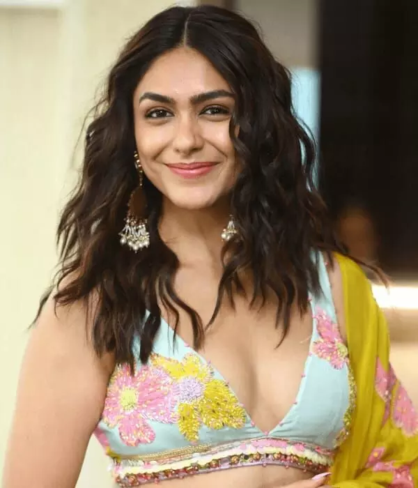 Mrunal Reacts Again to Marriage Rumours: మరోసారి పెళ్లి వార్తలపై మృణాల్ రియాక్షన్.. అది ఏప్రిల్ ఫూల్స్ డే అవుతుందని కామెంట్.. Mrunal Reacts Again to Marriage Rumours: మరోసారి పెళ్లి వార్తలపై మృణాల్ రియాక్షన్.. అది ఏప్రిల్ ఫూల్స్ డే అవుతుందని కామెంట్..