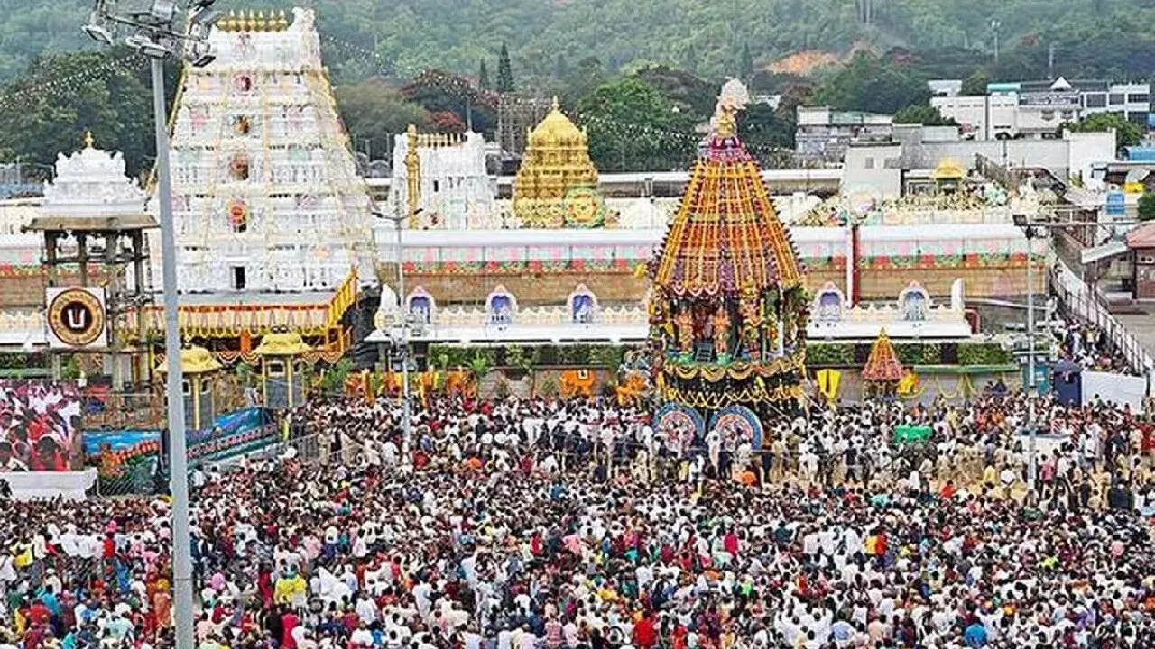 Smart Services at Tirumala: తిరుమలలో స్మార్ట్ సేవలు.. భక్తుల చెప్పుల కోసం QR కోడ్ విధానం.. ఇక పాదరక్షలు పోయే ఛాన్స్ లేదు.. Smart Services at Tirumala: తిరుమలలో స్మార్ట్ సేవలు.. భక్తుల చెప్పుల కోసం QR కోడ్ విధానం.. ఇక పాదరక్షలు పోయే ఛాన్స్ లేదు..