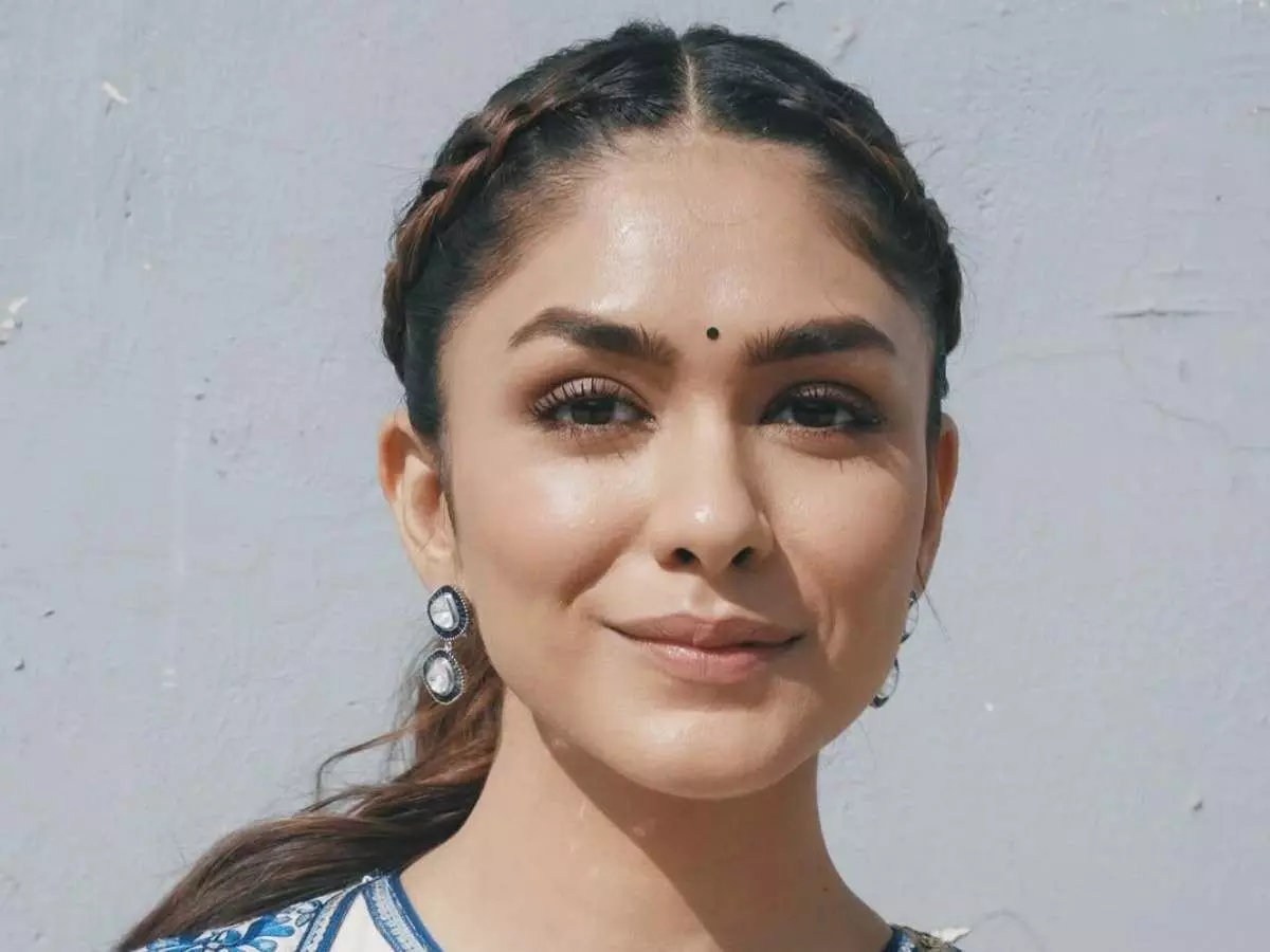 Actress Mrunal Thakur: హీరోలను చూసి భయపడి ఆ పని చేశాడు Actress Mrunal Thakur: హీరోలను చూసి భయపడి ఆ పని చేశాడు