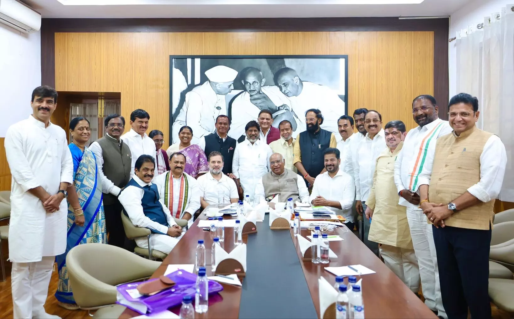 High Command Praises Telangana Congress: తెలంగాణ కాంగ్రెస్కు అధిష్ఠానం ప్రశంసలు: ఇదే ఉత్సాహంతో పని చేయండి High Command Praises Telangana Congress: తెలంగాణ కాంగ్రెస్కు అధిష్ఠానం ప్రశంసలు: ఇదే ఉత్సాహంతో పని చేయండి