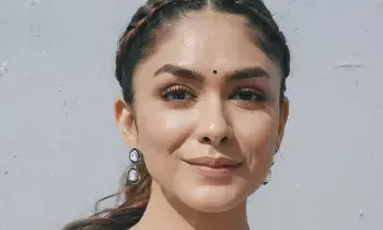 Actress Mrunal Thakur: హీరోలను చూసి భయపడి ఆ పని చేశాడు Actress Mrunal Thakur: హీరోలను చూసి భయపడి ఆ పని చేశాడు