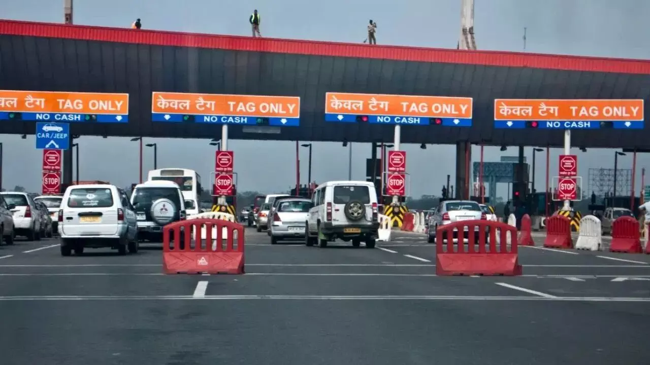 Toll Plaza : ఏప్రిల్ 1 నుంచి టోల్ ప్లాజాల వద్ద నగదుకు నో ఎంట్రీ.. ఫాస్టాగ్ లేకపోతే షాక్ తప్పదు Toll Plaza : ఏప్రిల్ 1 నుంచి టోల్ ప్లాజాల వద్ద నగదుకు నో ఎంట్రీ.. ఫాస్టాగ్ లేకపోతే షాక్ తప్పదు