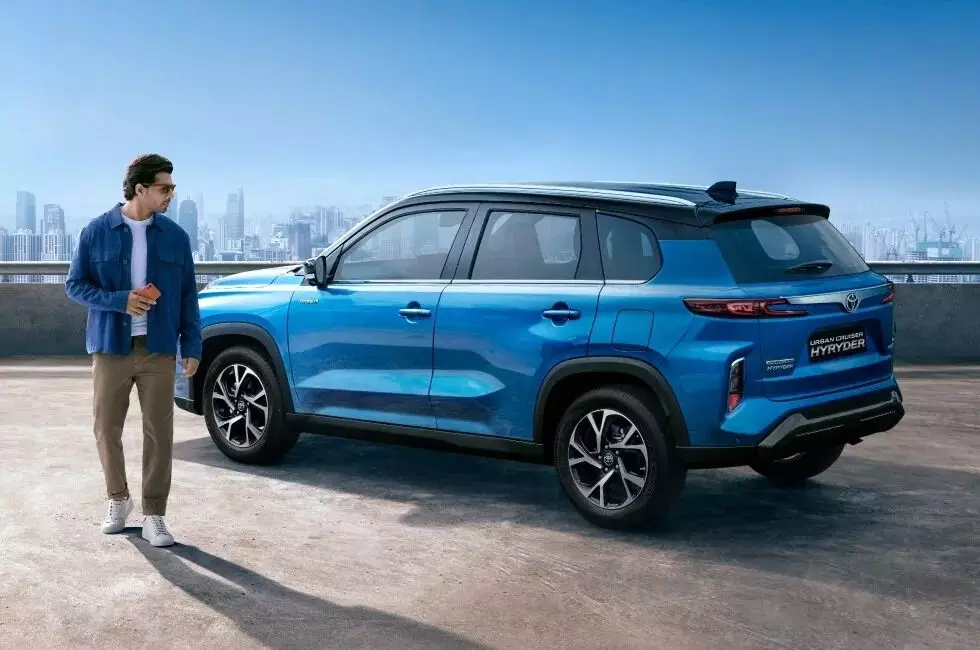 Toyota : 7-సీటర్ కార్ల కోసం చూస్తున్నారా? టయోటా నుంచి రెండు పవర్ఫుల్ ఎస్యూవీలు Toyota : 7-సీటర్ కార్ల కోసం చూస్తున్నారా? టయోటా నుంచి రెండు పవర్ఫుల్ ఎస్యూవీలు