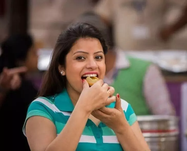 Pregnant Women Eating Pani Puri: గర్భిణీలు పానీపూరీ తింటున్నారా? ఈ విషయాలు తెలిస్తే అస్సలు ముట్టుకోరు! Pregnant Women Eating Pani Puri: గర్భిణీలు పానీపూరీ తింటున్నారా? ఈ విషయాలు తెలిస్తే అస్సలు ముట్టుకోరు!