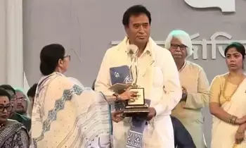 Mamata Banerjee: మమతా బెనర్జీ నుంచి భాజపా ఎంపీకి బెంగాల్ టాప్ అవార్డు: ఎన్నికల వ్యూహమా? Mamata Banerjee: మమతా బెనర్జీ నుంచి భాజపా ఎంపీకి బెంగాల్ టాప్ అవార్డు: ఎన్నికల వ్యూహమా?