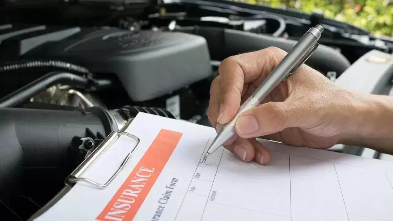 Car Insurance : కొత్త కారు కొంటున్నారా? అయితే ఈ ఇన్సూరెన్స్ టిప్ మీ కోసమే Car Insurance : కొత్త కారు కొంటున్నారా? అయితే ఈ ఇన్సూరెన్స్ టిప్ మీ కోసమే
