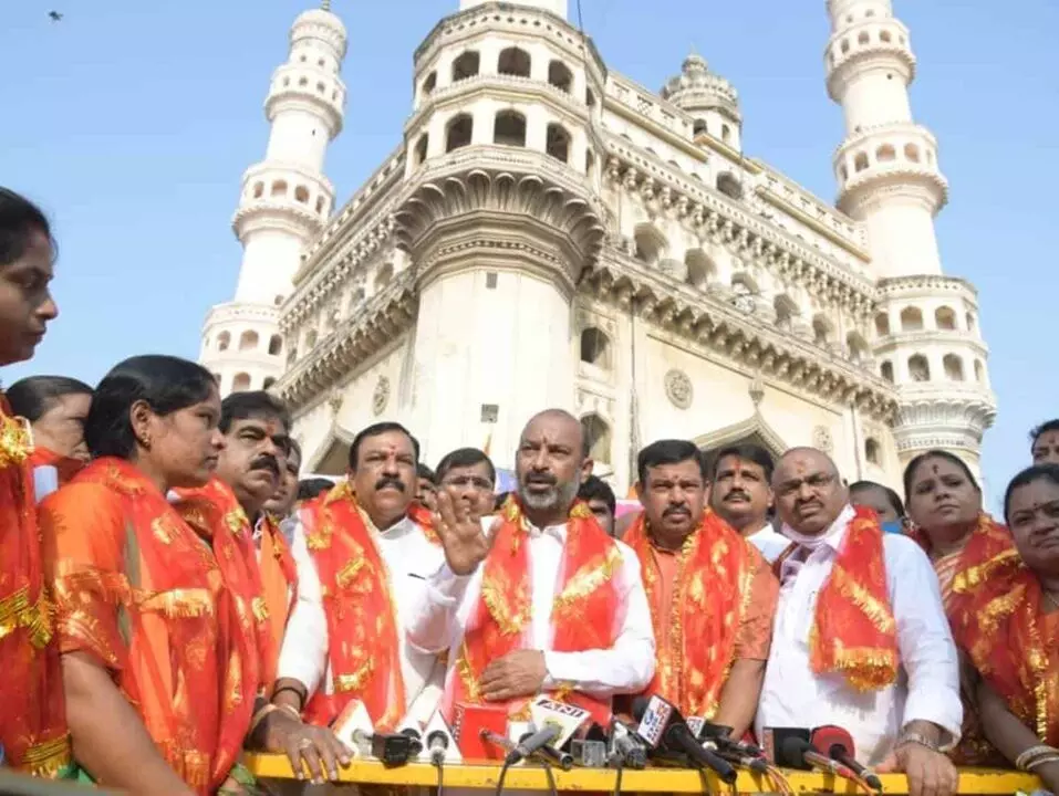 Bandi Sanjay: బండి సంజయ్: భారాస మునిగిపోతున్న నావ.. కాంగ్రెస్కు ప్రత్యామ్నాయం భాజపానే Bandi Sanjay: బండి సంజయ్: భారాస మునిగిపోతున్న నావ.. కాంగ్రెస్కు ప్రత్యామ్నాయం భాజపానే