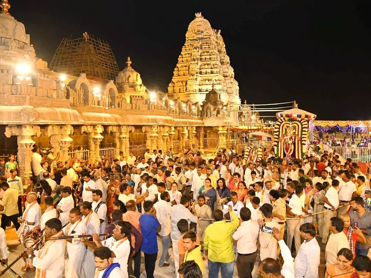 Yadagirigutta Brahmotsavams: యాదగిరి గుట్ట బ్రహ్మోత్సవాలు..ఇవాళ దివ్య విమాన రథోత్సవం Yadagirigutta Brahmotsavams: యాదగిరి గుట్ట బ్రహ్మోత్సవాలు..ఇవాళ దివ్య విమాన రథోత్సవం