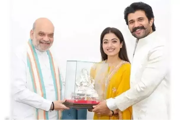 Newly Married Couple Call on Amit Shah: అమిత్ షాను కలిసిన కొత్త జంట.. ఎందుకో తెలుసా..? Newly Married Couple Call on Amit Shah: అమిత్ షాను కలిసిన కొత్త జంట.. ఎందుకో తెలుసా..?
