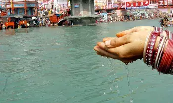 Keep Ganga Jal at Home: ఇంట్లో గంగా జలం ఎందుకు ఉండాలి.? ప్రయోజనాలేంటి.? Keep Ganga Jal at Home: ఇంట్లో గంగా జలం ఎందుకు ఉండాలి.? ప్రయోజనాలేంటి.?