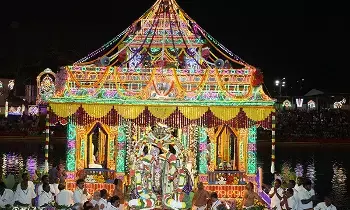 Grand Salakatla Teppotsavams: తిరుమలలో ఘనంగా శ్రీవారి సాలకట్ల తెప్పోత్సవాలు Grand Salakatla Teppotsavams: తిరుమలలో ఘనంగా శ్రీవారి సాలకట్ల తెప్పోత్సవాలు