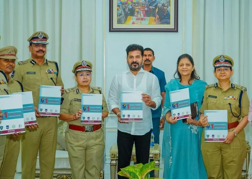 CM Revanth Reddy: మహిళా పోలీసుల భాగస్వామ్యం పెంచేందుకు ప్రత్యేక అధ్యయనం- సీఎం ఎ. రేవంత్ రెడ్డి CM Revanth Reddy: మహిళా పోలీసుల భాగస్వామ్యం పెంచేందుకు ప్రత్యేక అధ్యయనం- సీఎం ఎ. రేవంత్ రెడ్డి