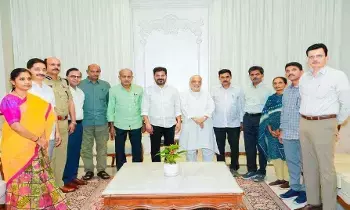 Historic Meeting: సరెండర్ అయిన మావోయిస్టు నేతలతో సీఎం రేవంత్ రెడ్డి చరిత్రాత్మక భేటీ: కేంద్ర సహకారంతో రాజకీయ పార్టీగా మార్పు సాధ్యమని వెల్లడి Historic Meeting: సరెండర్ అయిన మావోయిస్టు నేతలతో సీఎం రేవంత్ రెడ్డి చరిత్రాత్మక భేటీ: కేంద్ర సహకారంతో రాజకీయ పార్టీగా మార్పు సాధ్యమని వెల్లడి