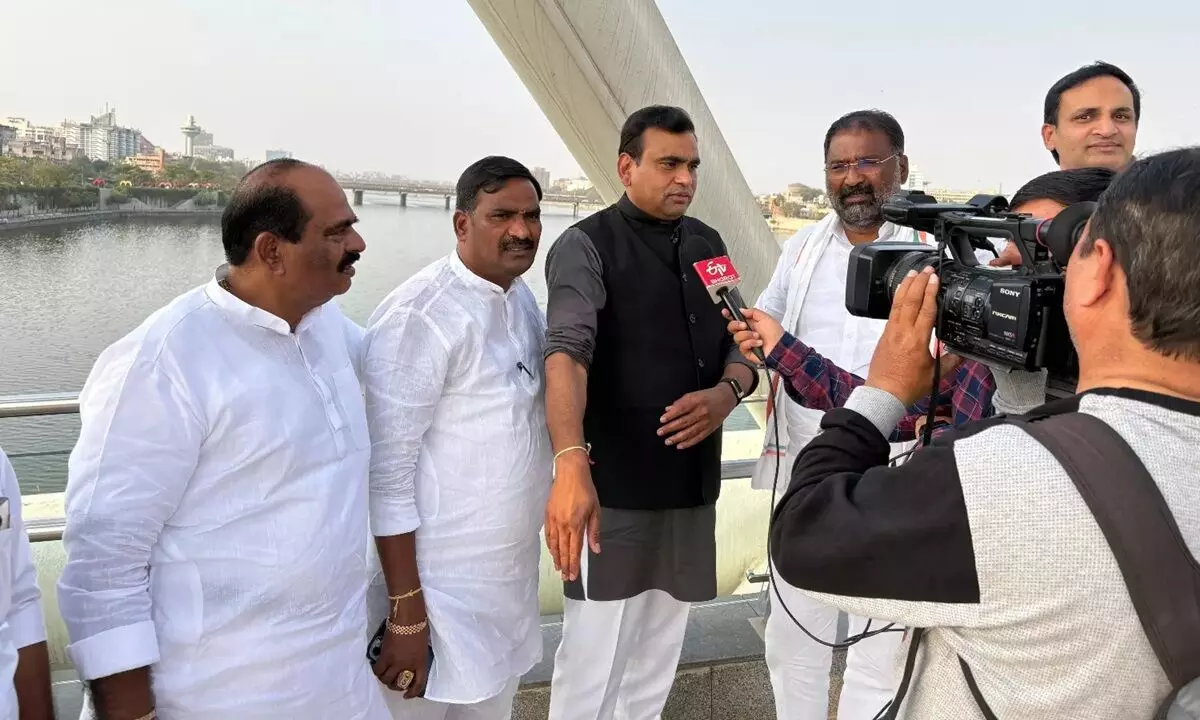 Minister Vakiti Srihari: సబర్మతి నది ప్రక్షాళనలో 10 వేల మందిని తరలించారు: తెలంగాణ నాయకులు వెల్లడి Minister Vakiti Srihari: సబర్మతి నది ప్రక్షాళనలో 10 వేల మందిని తరలించారు: తెలంగాణ నాయకులు వెల్లడి