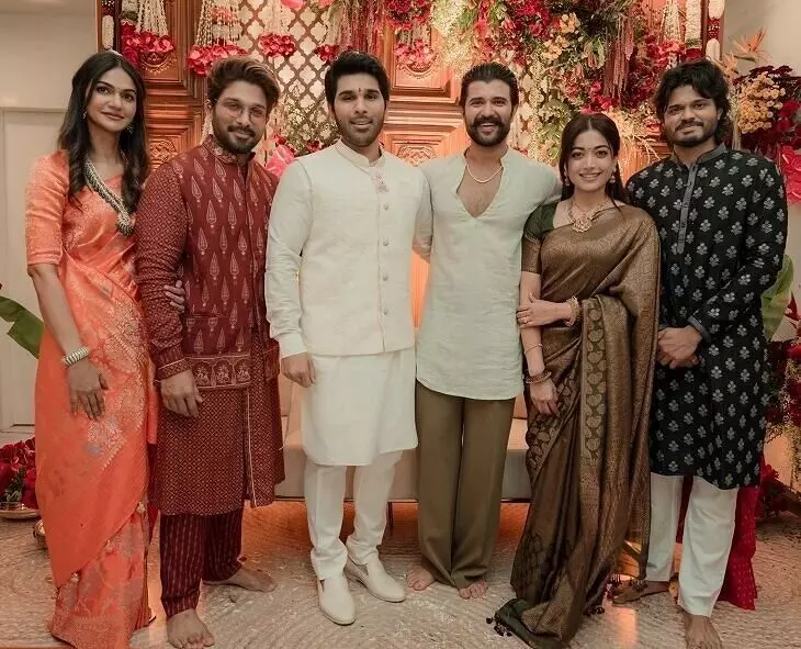 Wedding Celebrations at the Allu Family Residence: అల్లు వారింట పెళ్లి సందడి..స్పెషల్ అట్రాక్షన్ గా విరోష్ జోడి Wedding Celebrations at the Allu Family Residence: అల్లు వారింట పెళ్లి సందడి..స్పెషల్ అట్రాక్షన్ గా విరోష్ జోడి