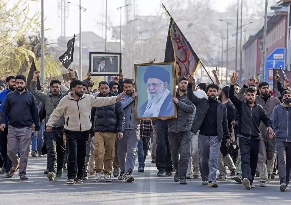 Tensions Continue for Second Day in Kashmir: కశ్మీర్లో రెండో రోజూ ఉద్రిక్తత: ఖమేనీ హత్యకు నిరసనలు, 14 మందికి గాయాలు Tensions Continue for Second Day in Kashmir: కశ్మీర్లో రెండో రోజూ ఉద్రిక్తత: ఖమేనీ హత్యకు నిరసనలు, 14 మందికి గాయాలు