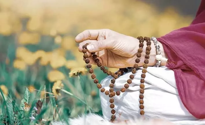 Mantra Chanting: మంత్ర జపం: సరైన పద్ధతిలో చేస్తేనే శుభ ఫలితాలు.. లేదంటే ప్రమాదమే.. Mantra Chanting: మంత్ర జపం: సరైన పద్ధతిలో చేస్తేనే శుభ ఫలితాలు.. లేదంటే ప్రమాదమే..