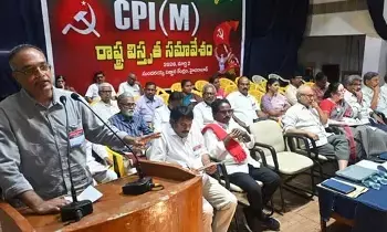 CPM Leaders: ఇరాన్పై దాడులను మోదీ ఎందుకు ఖండించడం లేదు?: సీపీఎం నాయకుల ఆరోపణ CPM Leaders: ఇరాన్పై దాడులను మోదీ ఎందుకు ఖండించడం లేదు?: సీపీఎం నాయకుల ఆరోపణ