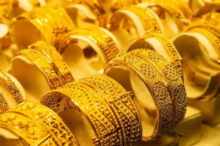 Gold Price : యుద్ధ భయంతో వణికిపోతున్న మార్కెట్లు.. సురక్షిత పెట్టుబడిగా మళ్లీ బంగారం Gold Price : యుద్ధ భయంతో వణికిపోతున్న మార్కెట్లు.. సురక్షిత పెట్టుబడిగా మళ్లీ బంగారం