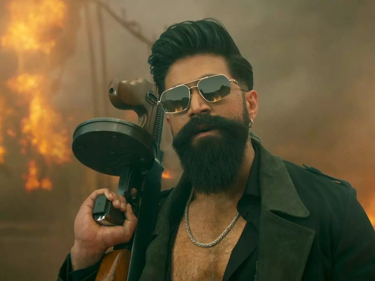 Yash Fans in Shock: యశ్ ఫ్యాన్స్కు షాక్: ‘టాక్సిక్’ మూవీ వాయిదా.. కొత్త రిలీజ్ డేట్ ఇదే! Yash Fans in Shock: యశ్ ఫ్యాన్స్కు షాక్: ‘టాక్సిక్’ మూవీ వాయిదా.. కొత్త రిలీజ్ డేట్ ఇదే!