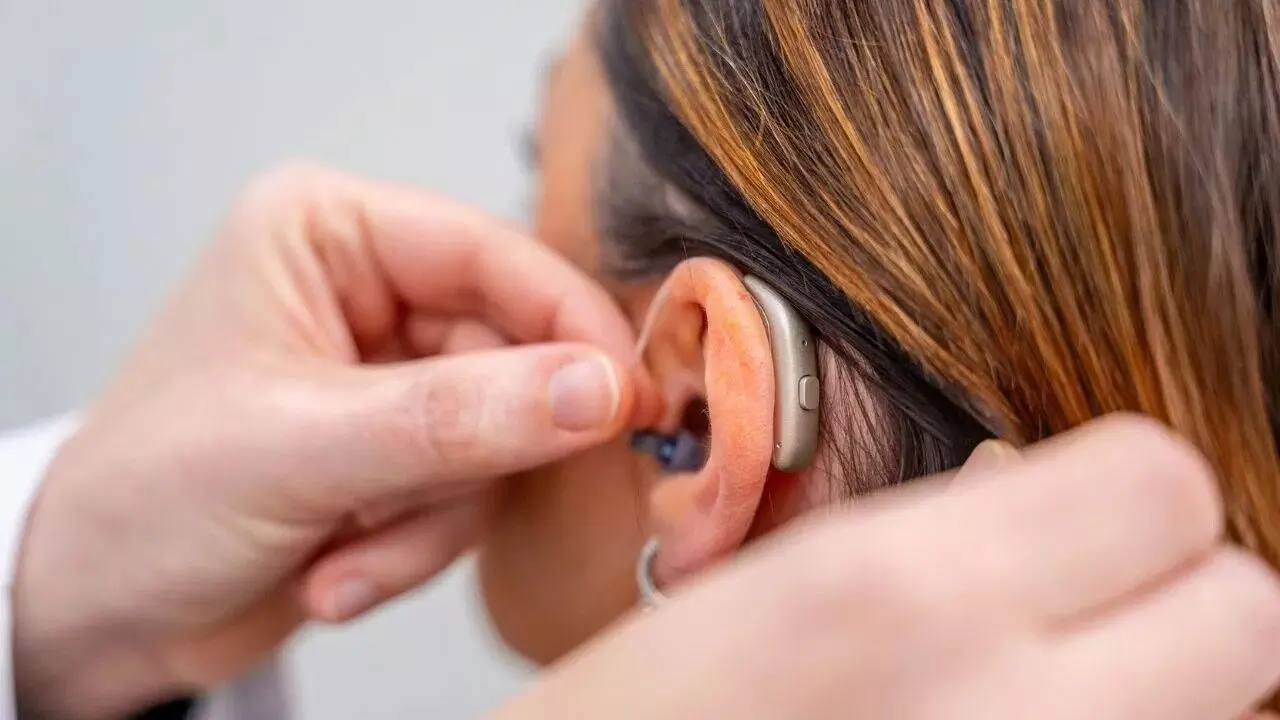 Deafness at 40: 40 ఏళ్లకే చెవుడు.. ? మీ ఇయర్ఫోన్ల వాడకంపై ఎయిమ్స్ వైద్యుల హెచ్చరిక.. Deafness at 40: 40 ఏళ్లకే చెవుడు.. ? మీ ఇయర్ఫోన్ల వాడకంపై ఎయిమ్స్ వైద్యుల హెచ్చరిక..