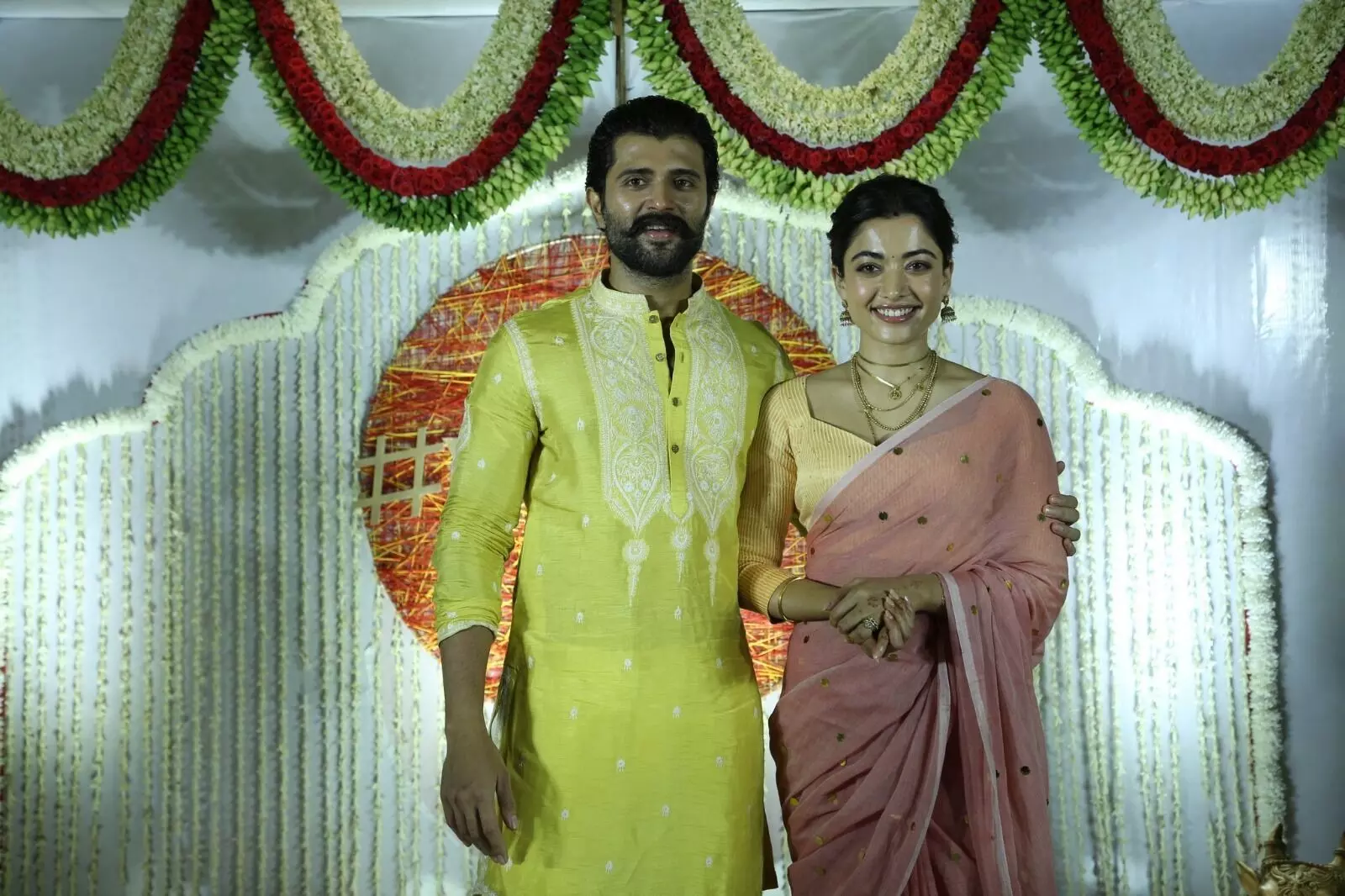 Actor Vijay Devarakonda: కొత్త కోడలు వచ్చింది.. మంచిగా చూసుకోండి Actor Vijay Devarakonda: కొత్త కోడలు వచ్చింది.. మంచిగా చూసుకోండి