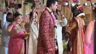 Arjun Tendulkar Wedding: ముంబైలో ఘనంగా అర్జున్ టెండూల్కర్ వివాహం: సోషల్ మీడియాలో వైరల్ అవుతున్న వెడ్డింగ్ వీడియోలు Arjun Tendulkar Wedding: ముంబైలో ఘనంగా అర్జున్ టెండూల్కర్ వివాహం: సోషల్ మీడియాలో వైరల్ అవుతున్న వెడ్డింగ్ వీడియోలు