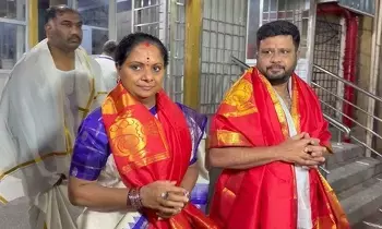Kalvakuntla Kavitha: తిరుమల దర్శనంతో కొత్త అధ్యాయం: కవిత ‘తెలంగాణ ఫస్ట్’ నినాదంతో రాజకీయాల్లోకి Kalvakuntla Kavitha: తిరుమల దర్శనంతో కొత్త అధ్యాయం: కవిత ‘తెలంగాణ ఫస్ట్’ నినాదంతో రాజకీయాల్లోకి