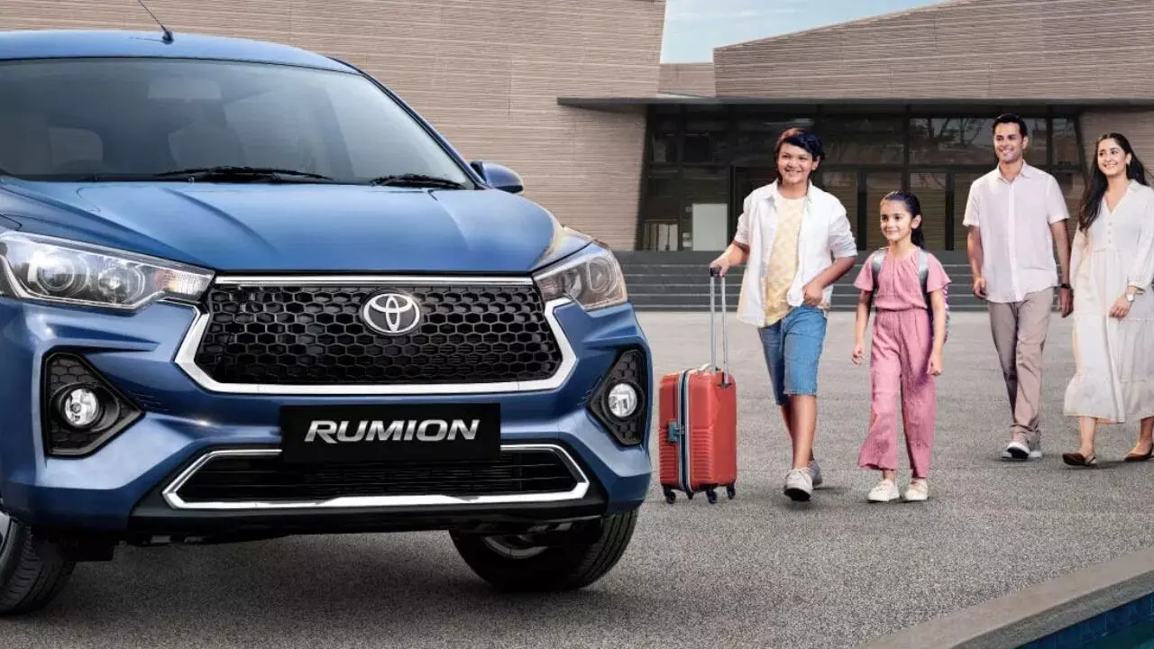Toyota Rumion : పెద్ద ఫ్యామిలీకి పెద్ద కారు.. టయోటా రూమియన్ బడ్జెట్ వేరియంట్ వచ్చేసింది Toyota Rumion : పెద్ద ఫ్యామిలీకి పెద్ద కారు.. టయోటా రూమియన్ బడ్జెట్ వేరియంట్ వచ్చేసింది