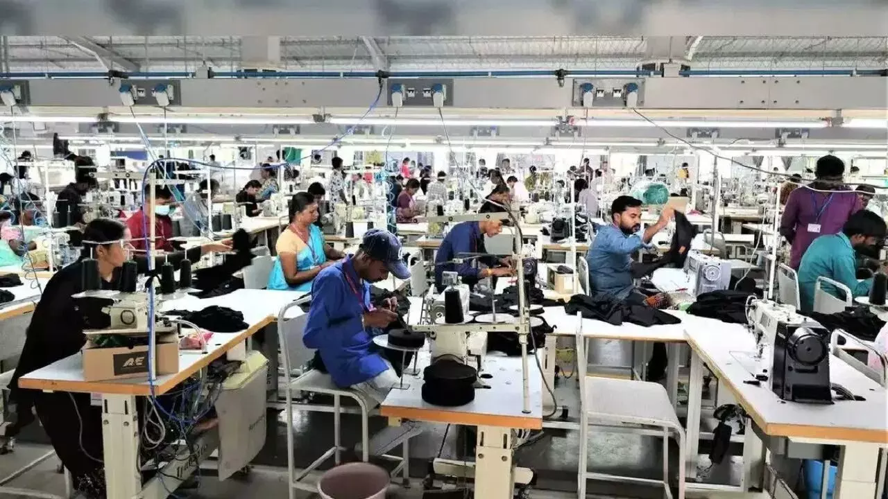 US India Textile Tariff : సముద్రం మీద సరుకు ఉండగానే తగ్గిన ట్యాక్స్.. అమెరికా దిగుమతిదారులకు పండగే US India Textile Tariff : సముద్రం మీద సరుకు ఉండగానే తగ్గిన ట్యాక్స్.. అమెరికా దిగుమతిదారులకు పండగే