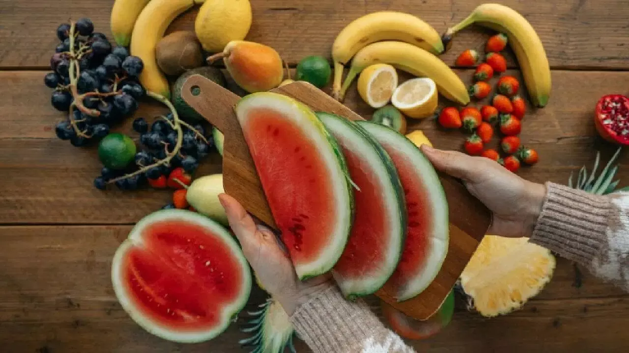 Diet to Beat the Summer Heat: ఎండల నుండి ఉపశమనం పొందాలంటే మీ డైట్లో ఈ పండ్లు ఉండాల్సిందే.. Diet to Beat the Summer Heat: ఎండల నుండి ఉపశమనం పొందాలంటే మీ డైట్లో ఈ పండ్లు ఉండాల్సిందే..