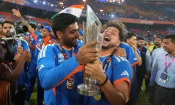 ICC Mens T20 World Cup Trophy: టీమిండియాపై కాసుల వర్షం: ప్రపంచకప్ గెలిచినందుకు భారత్కు దక్కేది ఎంతంటే? ICC Mens T20 World Cup Trophy: టీమిండియాపై కాసుల వర్షం: ప్రపంచకప్ గెలిచినందుకు భారత్కు దక్కేది ఎంతంటే?
