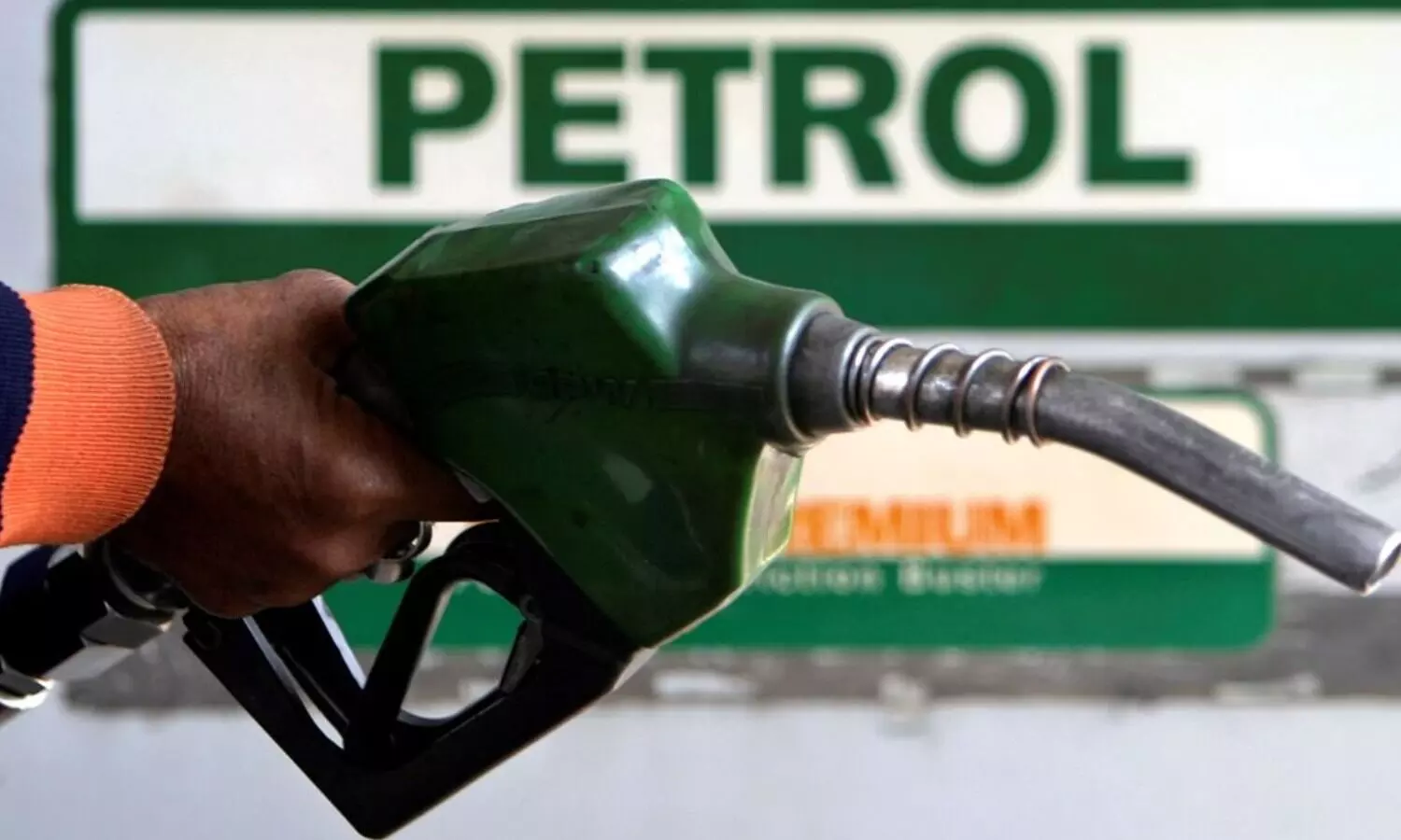Fuel Prices Update : పెట్రోల్, డీజిల్ రేట్లపై ఊరట.. 130 డాలర్లు దాటితేనే పెంచతామన్న కేంద్రం Fuel Prices Update : పెట్రోల్, డీజిల్ రేట్లపై ఊరట.. 130 డాలర్లు దాటితేనే పెంచతామన్న కేంద్రం