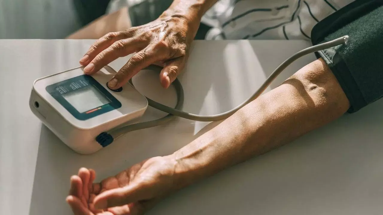 Rising Risk of Hypertension Among Youth: యువతలోనూ పెరుగుతున్న బీపీ ముప్పు.. సైలెంట్ కిల్లర్ను చెక్ పెట్టే చిట్కాలు ఇవే.. Rising Risk of Hypertension Among Youth: యువతలోనూ పెరుగుతున్న బీపీ ముప్పు.. సైలెంట్ కిల్లర్ను చెక్ పెట్టే చిట్కాలు ఇవే..