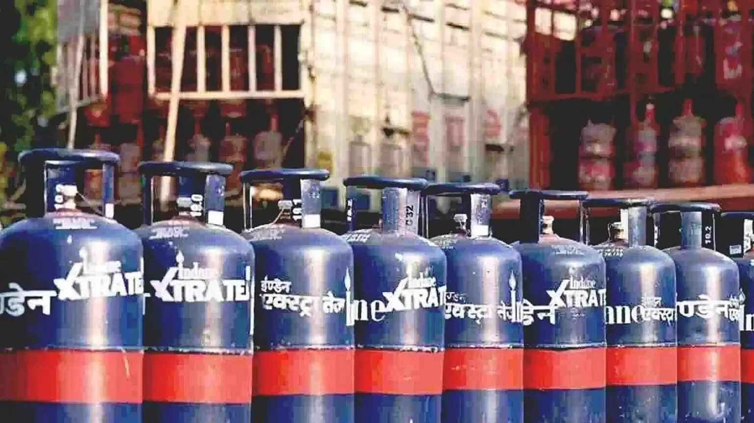 LPG Gas Shortage: గ్యాస్ కొరతతో తెలుగు రాష్ట్రాల హోటల్ పరిశ్రమ ఆందోళనలో LPG Gas Shortage: గ్యాస్ కొరతతో తెలుగు రాష్ట్రాల హోటల్ పరిశ్రమ ఆందోళనలో