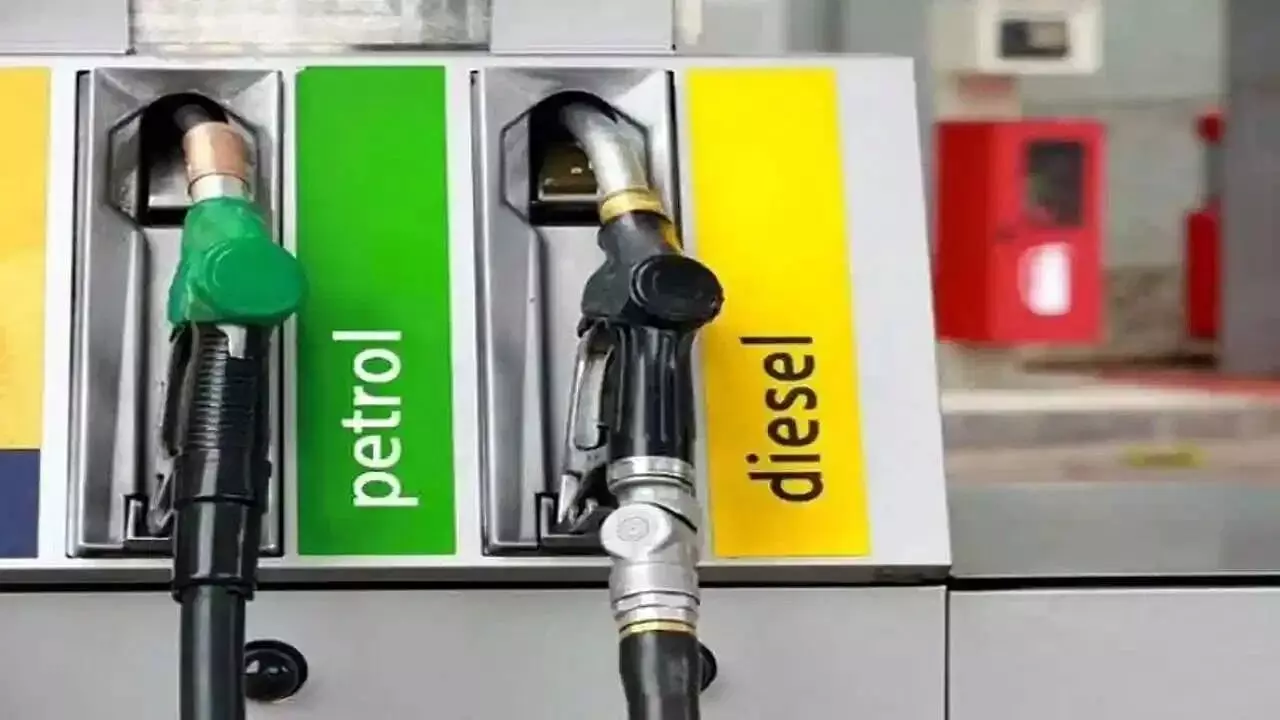 Global Oil Crisis : పొరుగు దేశాల్లో పెట్రోల్ బాంబు.. శ్రీలంక, పాకిస్థాన్లో చుక్కలు చూపిస్తున్న ధరలు Global Oil Crisis : పొరుగు దేశాల్లో పెట్రోల్ బాంబు.. శ్రీలంక, పాకిస్థాన్లో చుక్కలు చూపిస్తున్న ధరలు