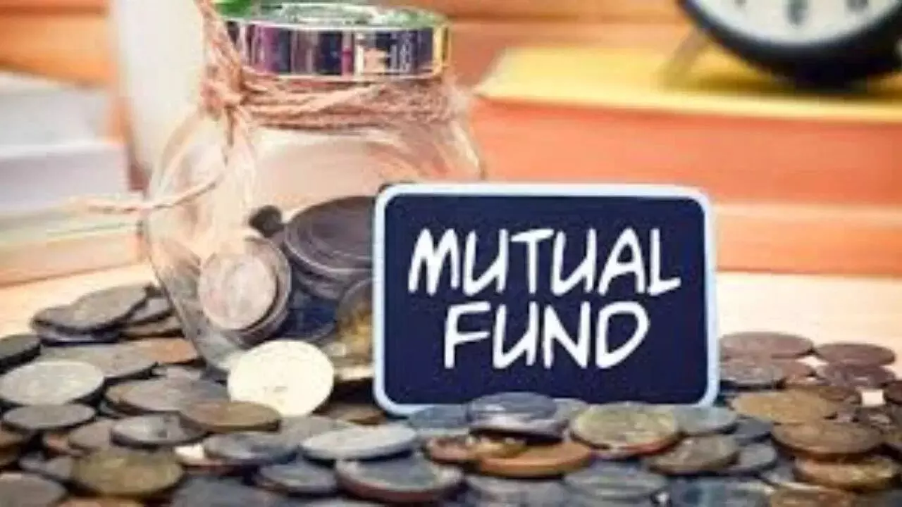 Mutual Fund : మ్యూచువల్ ఫండ్లలో కాసుల వర్షం.. రూ.82 లక్షల కోట్లకు చేరిన మొత్తం ఆస్తుల విలువ Mutual Fund : మ్యూచువల్ ఫండ్లలో కాసుల వర్షం.. రూ.82 లక్షల కోట్లకు చేరిన మొత్తం ఆస్తుల విలువ