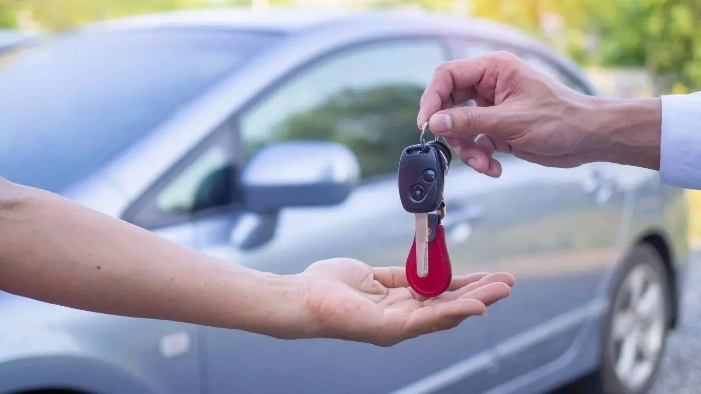 First Car Buying Guide : మొదటి కారు కొంటున్నారా? ఈ తప్పులు చేస్తే జేబుకు చిల్లు పడటం ఖాయం First Car Buying Guide : మొదటి కారు కొంటున్నారా? ఈ తప్పులు చేస్తే జేబుకు చిల్లు పడటం ఖాయం