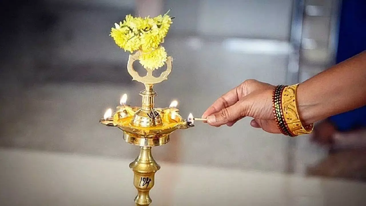 Lamp Lit During Auspicious Rituals: శుభకార్యాల్లో దీపం ఎందుకు వెలిగిస్తారు? దీని వెనుక ఉన్న అంతరార్థం ఏమిటో తెలుసా? Lamp Lit During Auspicious Rituals: శుభకార్యాల్లో దీపం ఎందుకు వెలిగిస్తారు? దీని వెనుక ఉన్న అంతరార్థం ఏమిటో తెలుసా?
