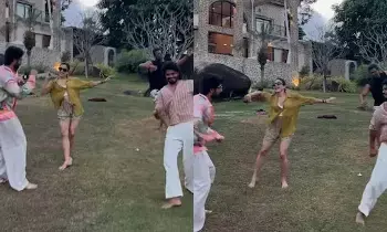 Vijay Deverakonda and Rashmika: తమ్ముడు ఆనంద్తో కలిసి విజయ్-రష్మిక అదిరిపోయే స్టెప్పులు.. వీడియో వైరల్.. Vijay Deverakonda and Rashmika: తమ్ముడు ఆనంద్తో కలిసి విజయ్-రష్మిక అదిరిపోయే స్టెప్పులు.. వీడియో వైరల్..