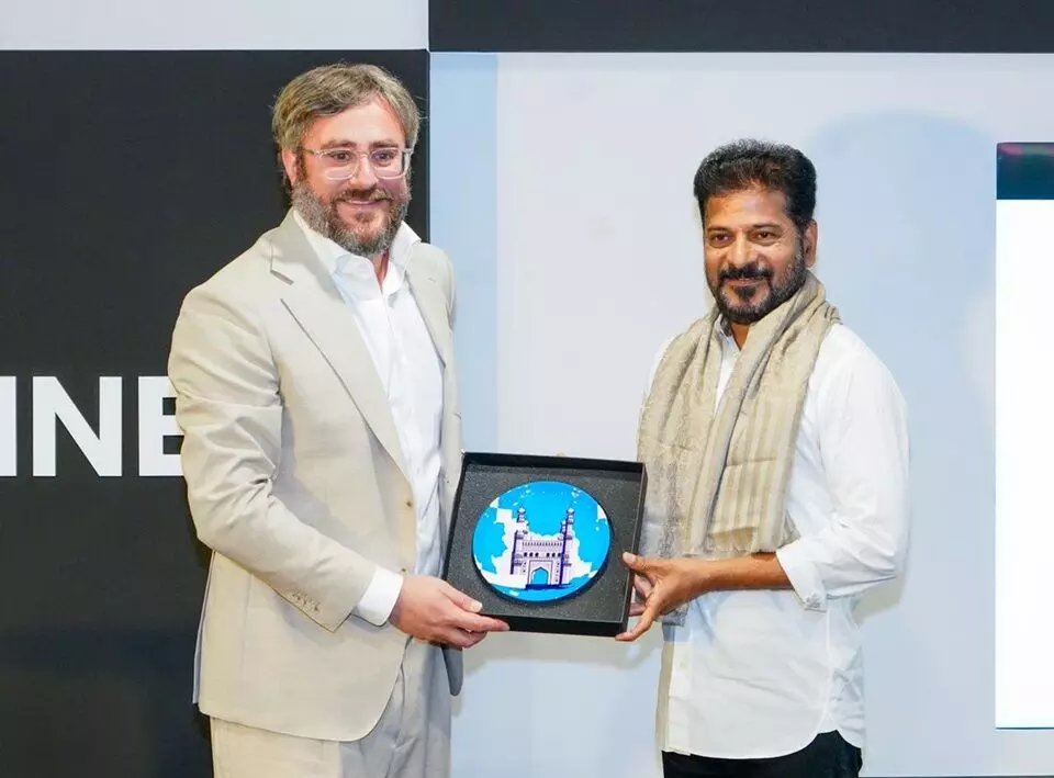A. Revanth Reddy: హాలీవుడ్ స్థాయికి హైదరాబాద్ ఎదుగుతుంది: ముఖ్యమంత్రి రేవంత్ రెడ్డి A. Revanth Reddy: హాలీవుడ్ స్థాయికి హైదరాబాద్ ఎదుగుతుంది: ముఖ్యమంత్రి రేవంత్ రెడ్డి