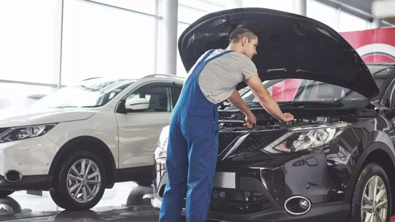 Car Service : కారు సర్వీసింగ్ ఎప్పుడు చేయించాలి? 10 వేల కిలోమీటర్లా లేక ఏడాది కాలమా? అసలు నిజం ఇవే Car Service : కారు సర్వీసింగ్ ఎప్పుడు చేయించాలి? 10 వేల కిలోమీటర్లా లేక ఏడాది కాలమా? అసలు నిజం ఇవే