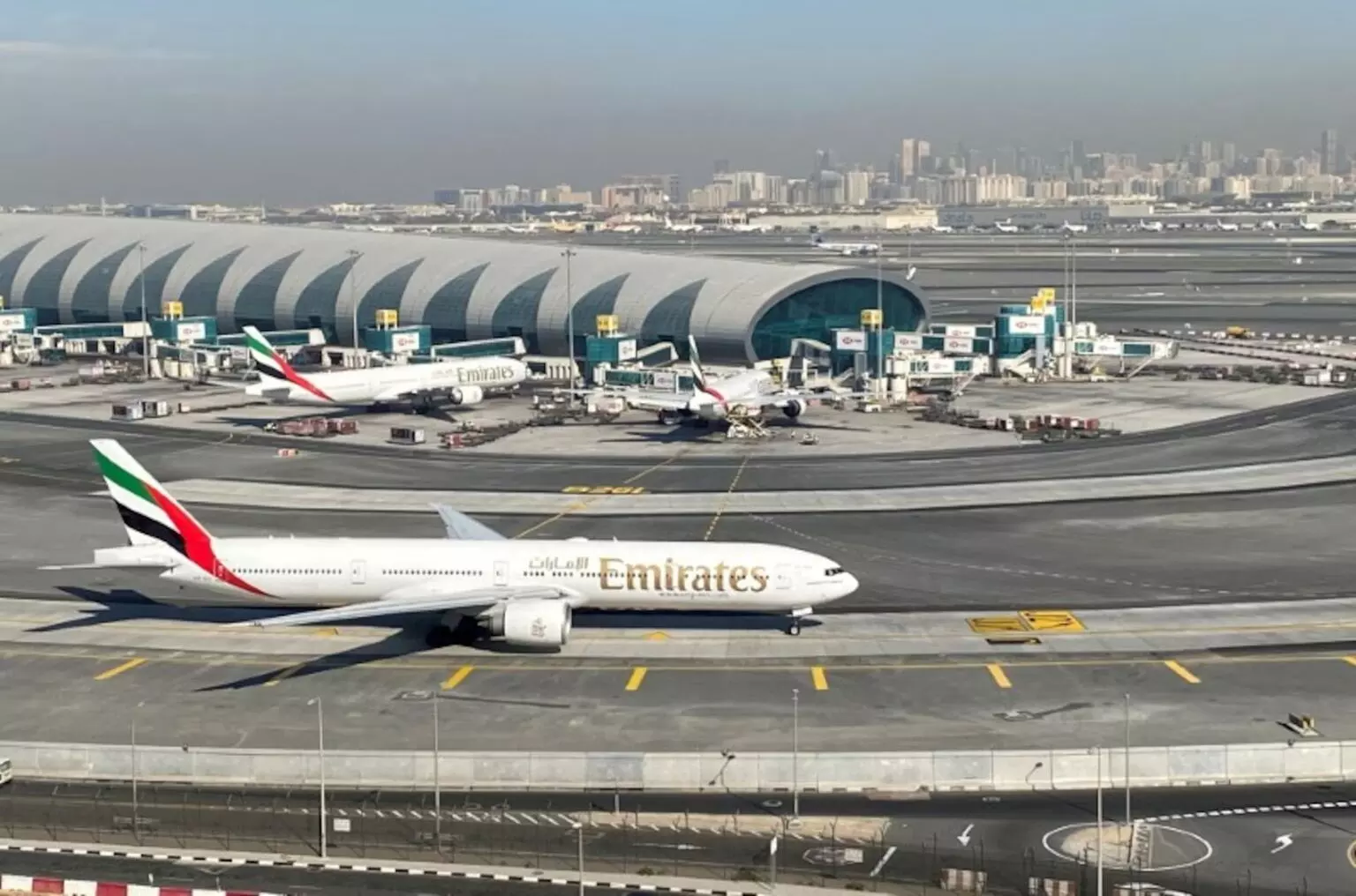 Dubai Airport: ఇరాన్ డ్రోన్ దాడి భయం: దుబాయ్ ఎయిర్పోర్టు సమీపంలో ఇంధన ట్యాంక్పై దాడి.. విమాన సేవలు తాత్కాలికంగా సస్పెండ్! Dubai Airport: ఇరాన్ డ్రోన్ దాడి భయం: దుబాయ్ ఎయిర్పోర్టు సమీపంలో ఇంధన ట్యాంక్పై దాడి.. విమాన సేవలు తాత్కాలికంగా సస్పెండ్!