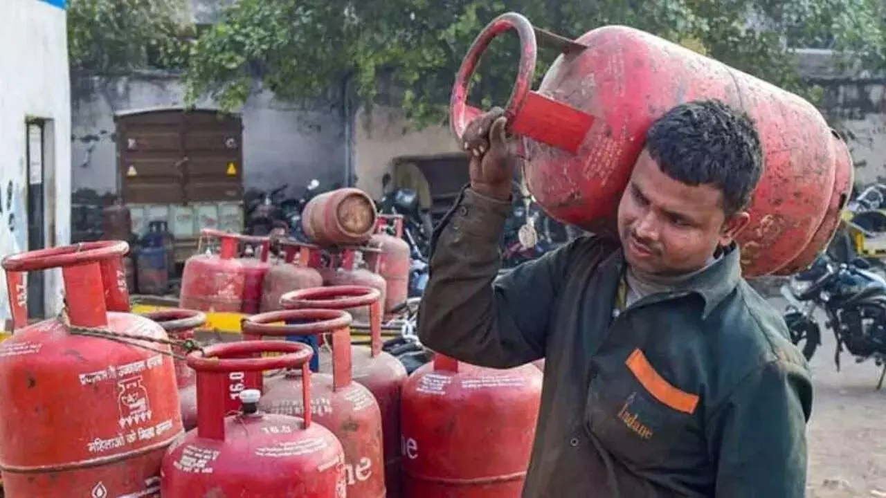 LPG Storage : ఇంట్లో గ్యాస్ సిలిండర్లు నిల్వ చేస్తున్నారా? ఏడేళ్ల జైలు శిక్ష పడే ఛాన్స్.. జాగ్రత్త LPG Storage : ఇంట్లో గ్యాస్ సిలిండర్లు నిల్వ చేస్తున్నారా? ఏడేళ్ల జైలు శిక్ష పడే ఛాన్స్.. జాగ్రత్త