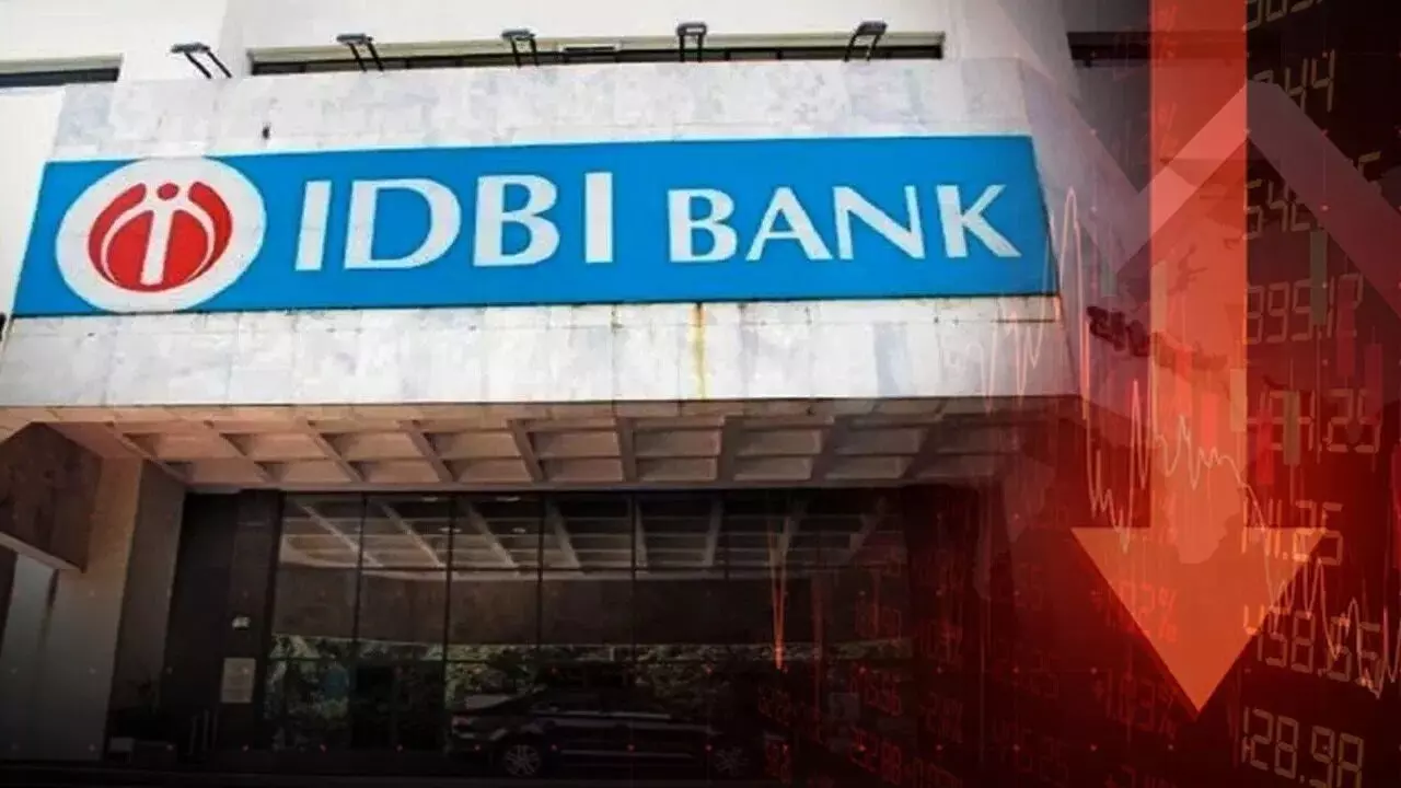 IDBI Bank : ఐడీబీఐ బ్యాంక్ ప్రైవేటీకరణకు బ్రేక్? కుప్పకూలిన షేర్లు.. ఒక్కరోజే 15 శాతం డౌన్ IDBI Bank : ఐడీబీఐ బ్యాంక్ ప్రైవేటీకరణకు బ్రేక్? కుప్పకూలిన షేర్లు.. ఒక్కరోజే 15 శాతం డౌన్